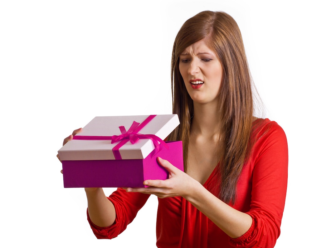 Frau öffnet schlechtes Geschenk