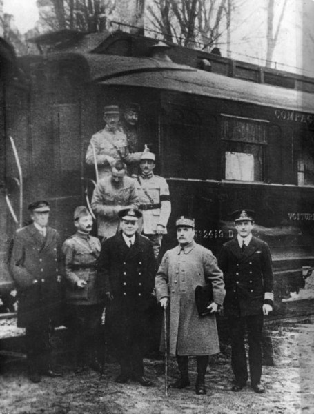 Eerste Wereldoorlog. Generaals Foch en Weygand voor het treinstel in Rehtondes, nabij Compiegne, tussen de wapenstilstandsonderhandelingen van november 1918 door.
